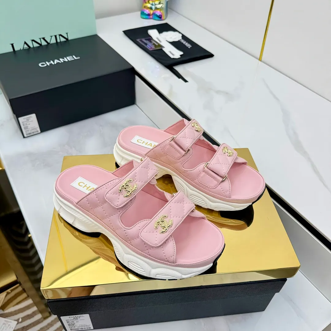 👟👟Ex-factory price 660👟👟 Top version... Chanel｜Chanel Xiaoxiang Velcro Beach Slippers Slippers Casual Beach Shoes 25ss Spring and Summer New Style! Beach shoes are a hit all over the internet! The latest model from the counter, I am still willing to buy it on my feet. It must be ranked among the most popular models. It is invincible in all seasons. Various bloggers and Internet celebrities can see the matching styles. Highly recommended. Pearlescent sheepskin upper, sheepskin lining, suede for the feet. Original open-molded TPU outsole size: 35-40 (customized for 40 and 41). Full set of original packaging 👉 👉